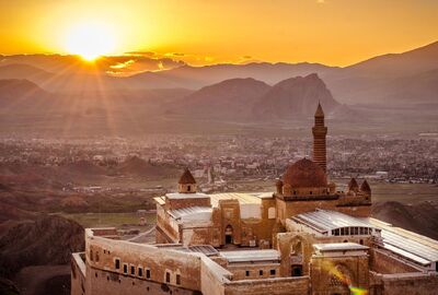 ANTALYA'DAN DİREKT UÇAKLI VAN KARS  & PERU GÖKKUŞAĞI TEPELERİ DEĞİL ERZURUM GÖKKUŞAĞI TEPELERİ